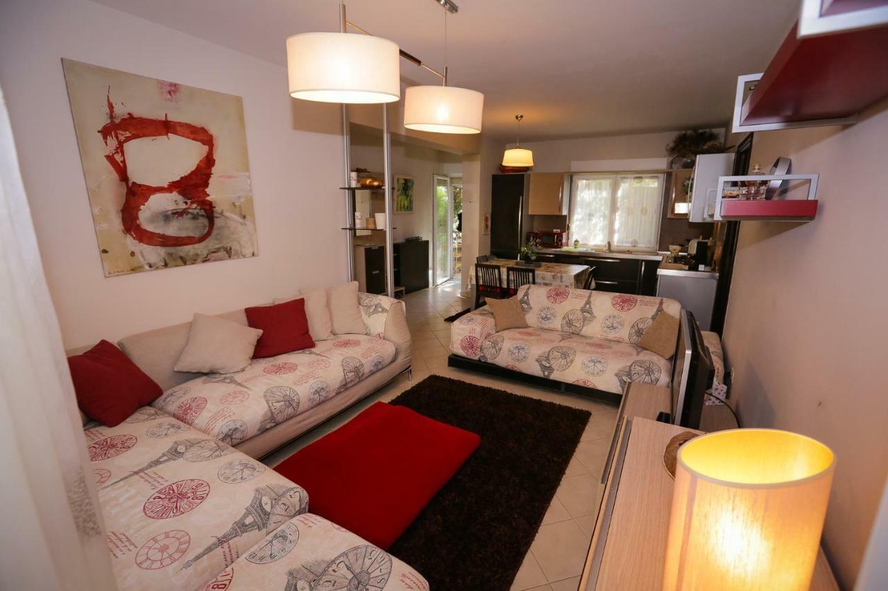 Pine-Tree Apt W/ Private Garden 50 M From The Sea Golem  Exteriér fotografie