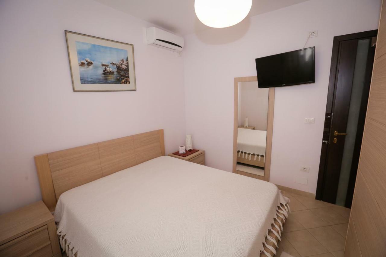 Pine-Tree Apt W/ Private Garden 50 M From The Sea Golem  Exteriér fotografie