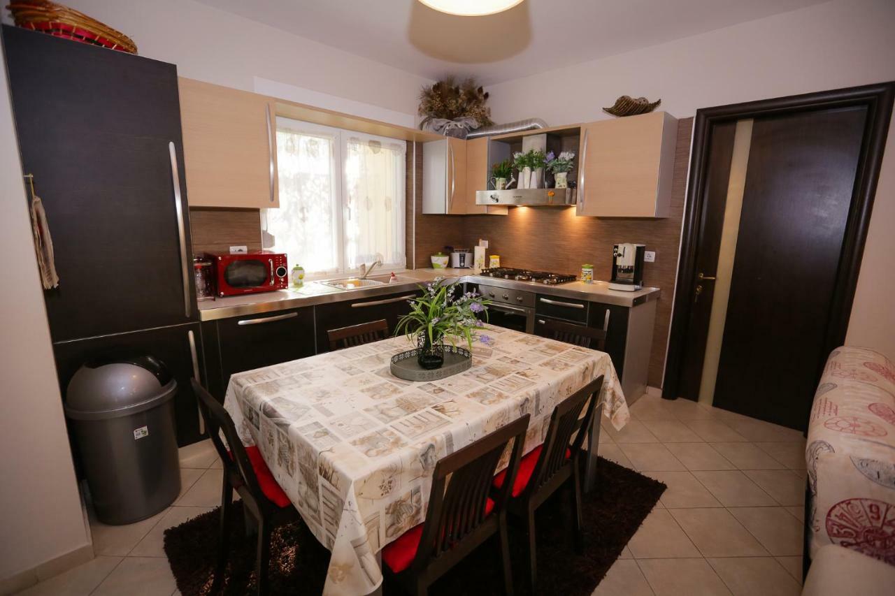 Pine-Tree Apt W/ Private Garden 50 M From The Sea Golem  Exteriér fotografie