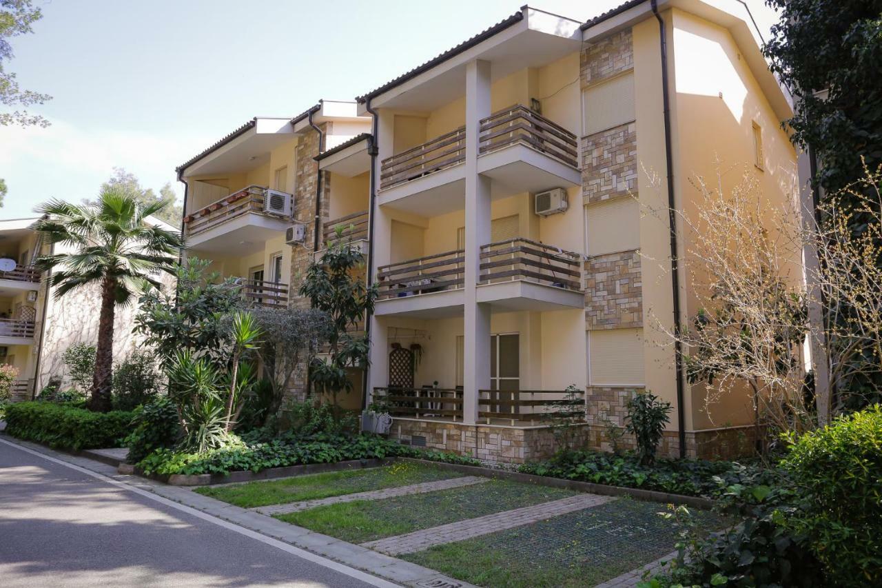 Pine-Tree Apt W/ Private Garden 50 M From The Sea Golem  Exteriér fotografie