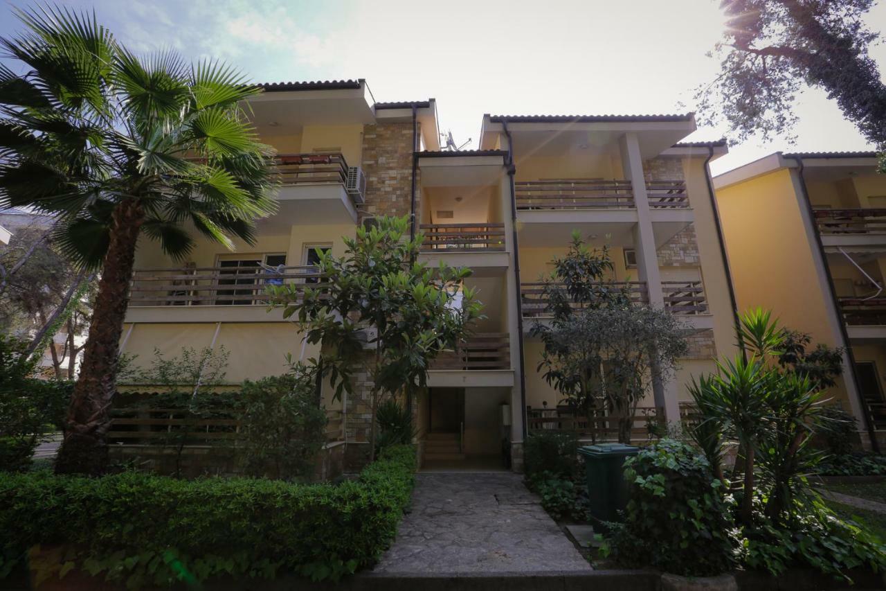 Pine-Tree Apt W/ Private Garden 50 M From The Sea Golem  Exteriér fotografie